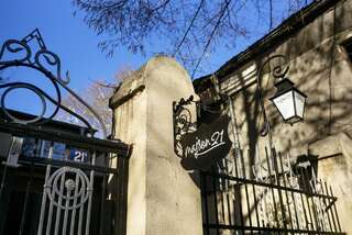 Гостевой дом Guest house Maison 21 Пловдив Двухместный номер с 1 кроватью и общей ванной комнатой-1
